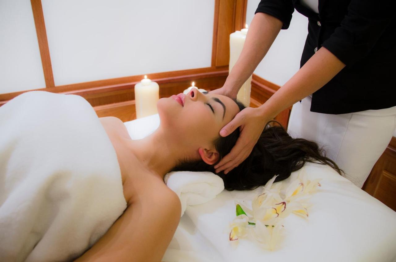 Hotel Botanico Y Oriental Spa Garden Puerto de la Cruz  Luaran gambar A woman receiving a head massage