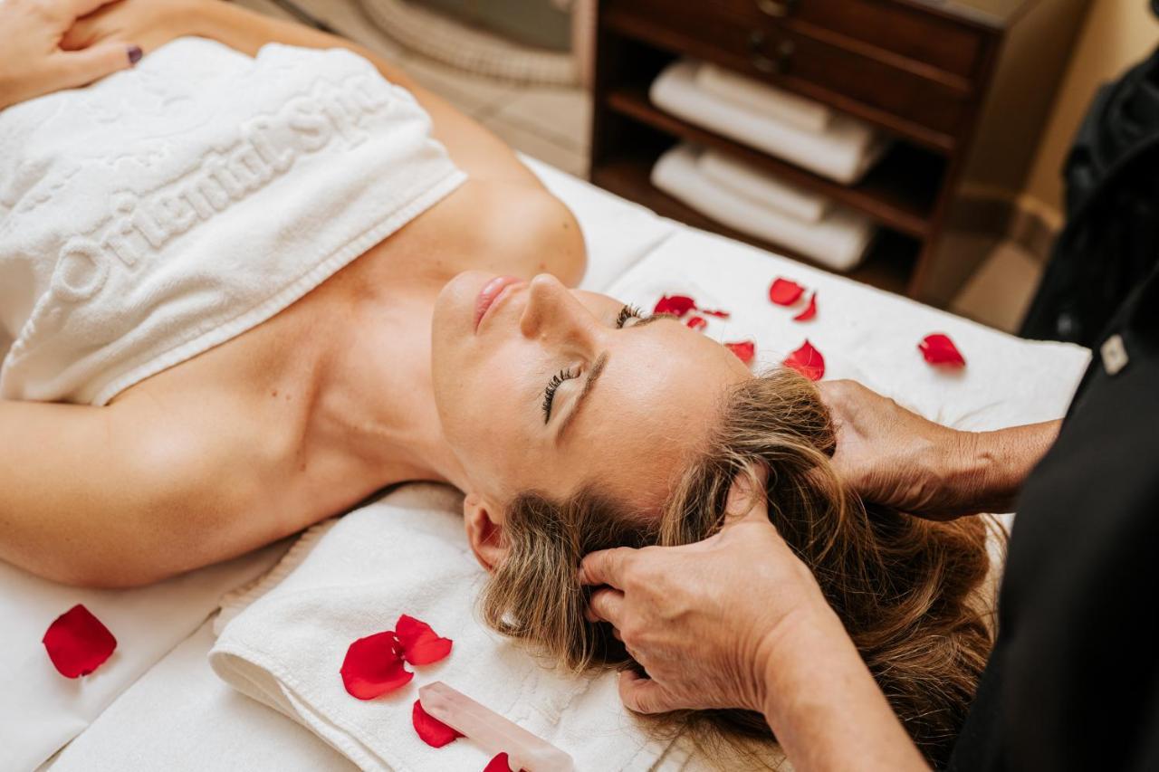Hotel Botanico Y Oriental Spa Garden Puerto de la Cruz  Luaran gambar A woman receiving a head massage