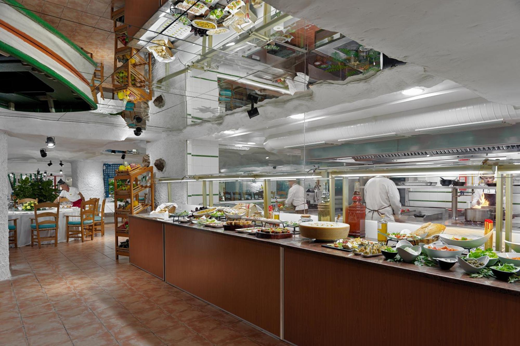 Hotel Botanico Y Oriental Spa Garden Puerto de la Cruz  Luaran gambar A buffet at a restaurant